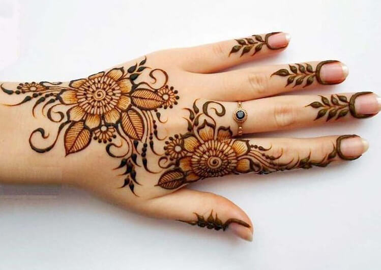 Lots of empty spaces and a few curves mehndi design